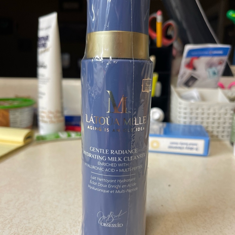 Gentle Radiance Hydrating Milk Cleanser - Blue - Picture 2 of 2